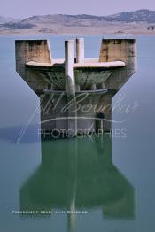 Image du Maroc Professionnelle de  Le barrage Oued El Makhazine, conçu pour le développement et  l'irrigation du périmètre du Loukkos. Ainsi les champs situés dans le triangle Ksar El Kébir, Larache, Moulay Bouselham profitent de cette infrastructure. Cette importante réalisation située sur El Oued Loukkos sert à la régularisation inter annuelle des débits tout en formant une protection contre les crues, au Jeudi 1er Septembre 2005 à cette datte le barrage dispose 309 Million de M3. (Photo / Abdeljalil Bounhar)